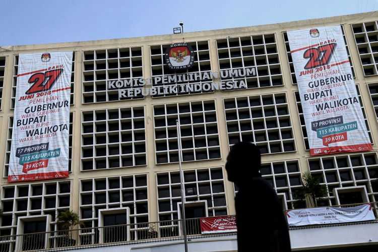 Spanduk berukuran besar tentang Pilkada 2018 terpasang di Gedung Komisi Pemilihan Umum, Jakarta, Sabtu (17/6/2017). Pilkada serentak pada 27 Juni 2018 itu akan diselenggarakan di 17 Provinsi, 115 Kabupaten, dan 39 Kota di seluruh Indonesia.Kompas/Wisnu Widiantoro (NUT)17-06-2017 *** Local Caption *** Spanduk berukuran besar tentang Pilkada Serentak 2018 terpasang di Gedung Komisi Pemilihan Umum, Jakarta, Sabtu (17/6). Pilkada serentak pada 27 Juni 2018 itu akan diselenggarakan di 17 Provinsi, 115 Kabupaten dan 39 Kota diseluruh Indonesia.Kompas/Wisnu Widiantoro (NUT)17-06-2017