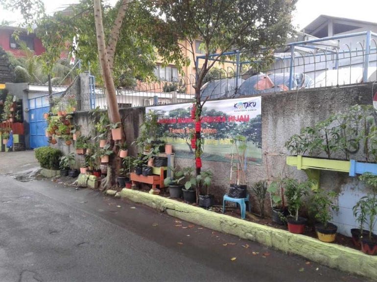 sebuah vertical garden di kawasan palmerah (sumber: dokumentasi pribadi)