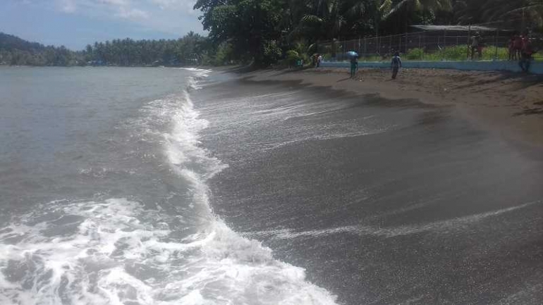Ombak samudera pasifik yang memecah di bibir Pantai Kabare|Dokumentasi pribadi