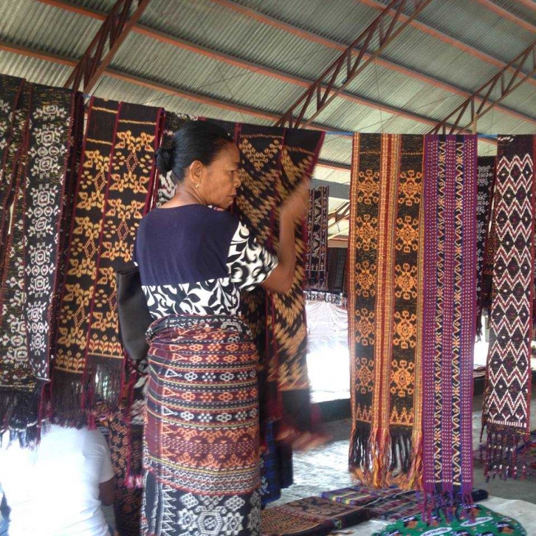 Motif kain tenun maumere cenderung berwarna kecoklatan (dok pribadi)