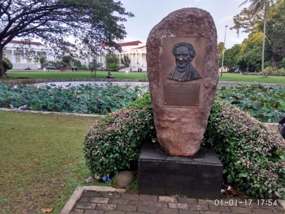 Monumen Reinwardt, Pendiri KRB. (Foto: Irwan Lalegit)