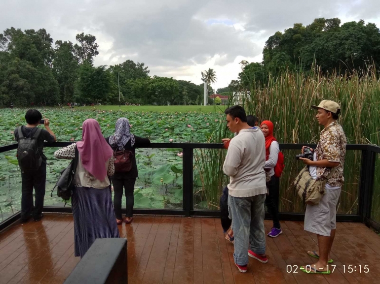 Para wisatawan antri untuk mengabadikan foto di KRB (Foto: Irwan Lalelgit)