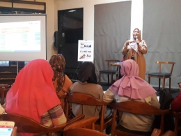 Asisten Deputi Bidang Pengendali Mutu Pelayanan BPJS, Upik Handayani saat memberikan materi dalam kegiatan Nongkrong Bareng Blogger di The Hook Restaurant, Kebayoran Baru, Kota Jakarta Selatan, Daerah Khusus Ibukota