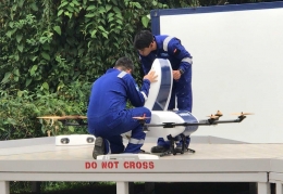 Dua mahasiswa NUS sedang mempersiapkan drone|Dokumentasi pribadi