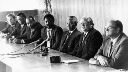 Zuma (ketiga dari kiri) bersama Mandela tahun 1993. Photo: qzprod.files.wordpress.com