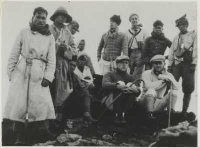 Op de top van de piek van de Kerintji (3508 m.). Zittend in het midden J.H. Brinkgreve Date 1933 (http://djambitempodoeloe.blogspot.co.id)