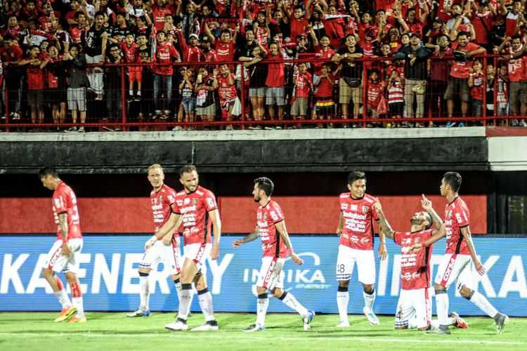 Selebrasi gol Bali United ke gawang SFC yang dicetak Demerson Bruno Costa (berlutut) pada laga semifinal Piala Presiden di Stadion I Wayan Dipta, Gianyar, Bali, Rabu (14/2/2018). (BOLASPORT.com/YAN DAULAKA)