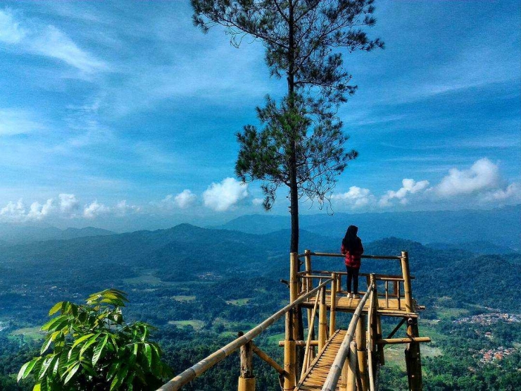 Wisata Bukit Panembongan salah satu objek wisata alam yang recommended di Kuningan Jawa Barat dengan banyak spot untuk foto yang keren. (dokpri)