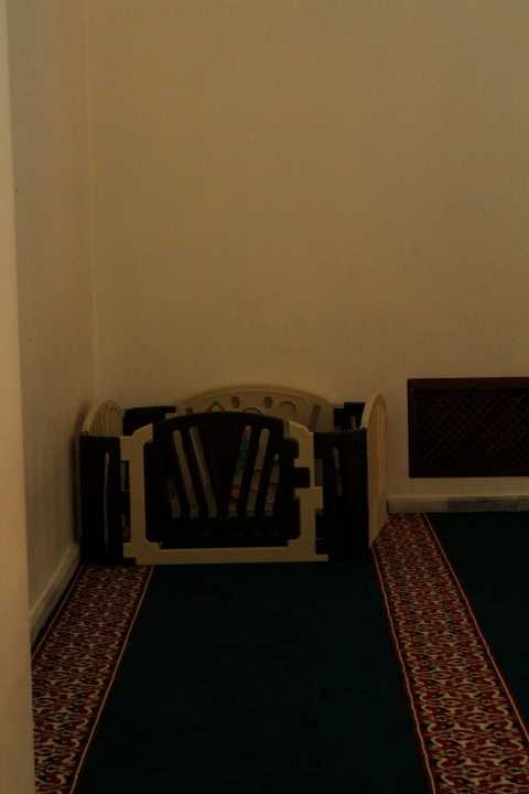Lantai 2 masjid, untuk jamaah muslimah (kecuali ketika Sholat Jumat)