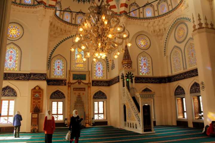 Turis memandangi interior masjid (dok.pri)