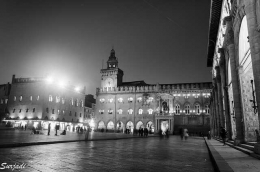 Suasana Piazza Maggiore waktu malam