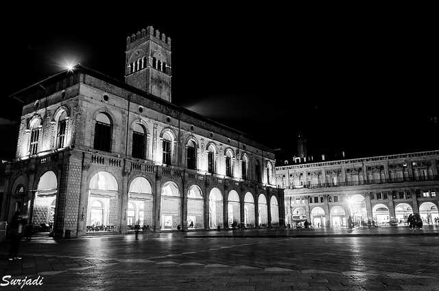 Alun-alun kota Bologna di malam hari