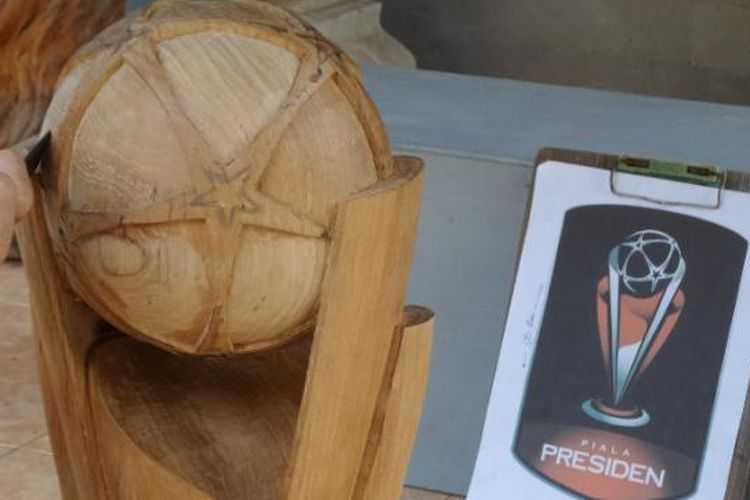 Trofi Piala Presiden terbuat dari kayu jati Bojonegoro. (Anju Christian / Kompas.com)