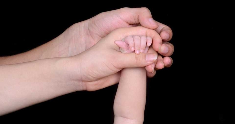 Ibu, Ayah dan Bayi (sumber: pixabay)