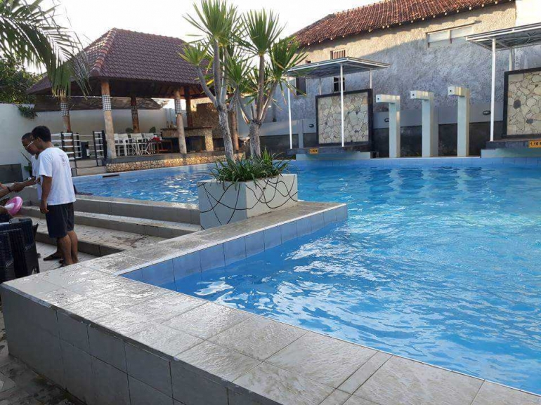 Memiliki kolam renang, sambil menunggu pesanan datang kita bisa berenang lebih dulu. (Dokpri).