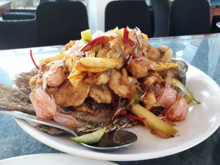 Gurami Bumbu Rujak. Ada buah jeruk pamelo yang merupakan buah khas kota Pati. (Dokpri).