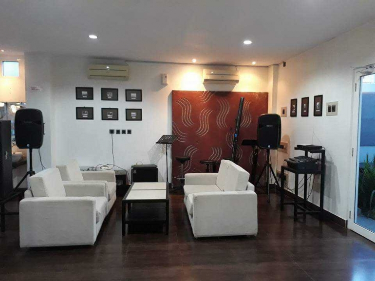 Tiap hari sabtu, disediakan live music untuk bernyanyi sambil rileks menikmati suasana resto. (Dokpri).