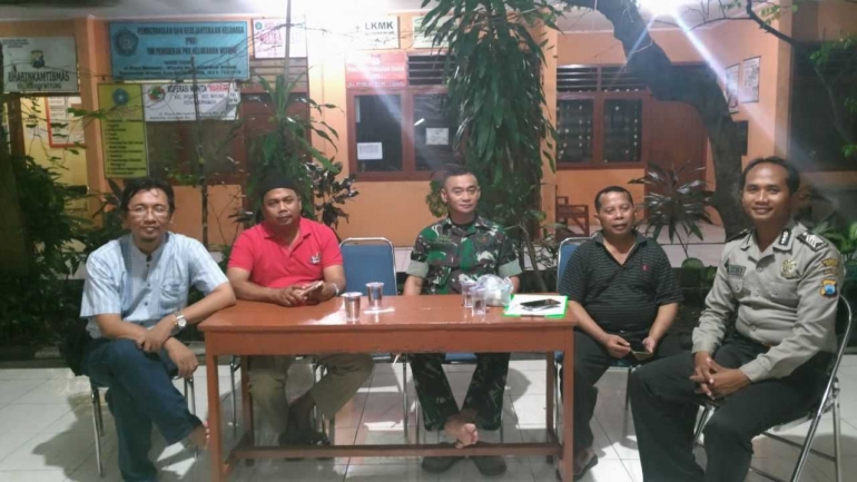 Babinsa dan Bhabinkamtibmas silaturahmi dengan warga di Pendopo Kelurahan Wiyung Surabaya