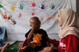 Ilustrasi: Silvira Nazzai sedang menghibur seorang anak pasien penderita kanker di rumah singgah Children Cancer Care Community Aceh (C-FOUR) di Banda Aceh, Sabtu (28/10/17).(DOK. SILVIRA NAZZAI)