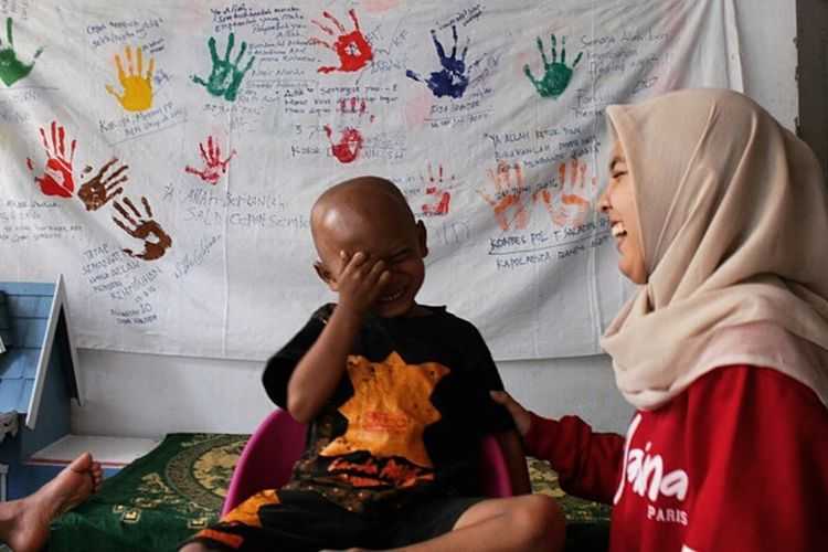 Ilustrasi: Silvira Nazzai sedang menghibur seorang anak pasien penderita kanker di rumah singgah Children Cancer Care Community Aceh (C-FOUR) di Banda Aceh, Sabtu (28/10/17).(DOK. SILVIRA NAZZAI)