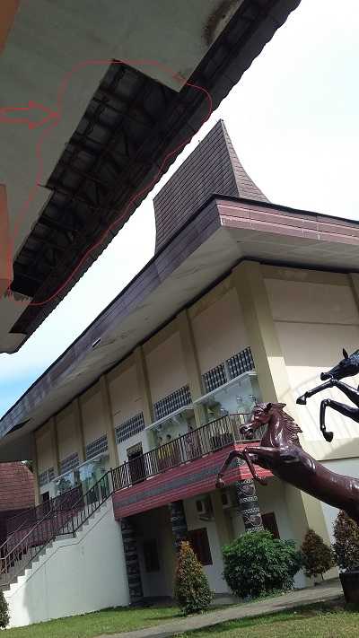 kerusakan di bagian lain dari rumah adat NTT yang ada di Jakarta (TMII)/sumber foto: dokumentasi pribadi