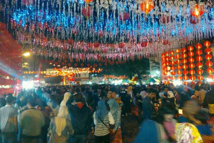 Warga memadati jembatan Kali Pepe kawasan Pasar Gede Solo untuk menikmati keindahan cahaya lampion, Sabtu (17/2/2018) malam.