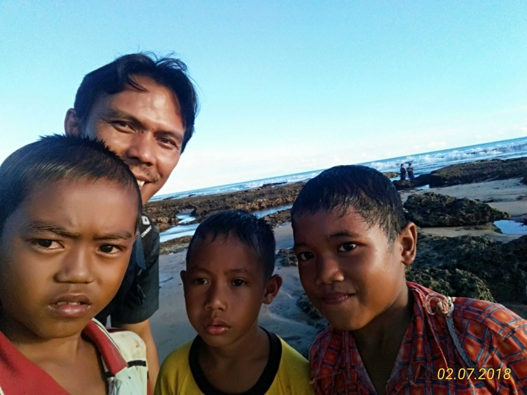 Bersama 3 orang anak kampung Cegog Desa Rancapinang (Dokumentasi Pribadi) 