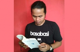 Dok. Pribadi_Junaidi Khab Sedang Membaca Alkudus Karya Asef Saeful Anwar