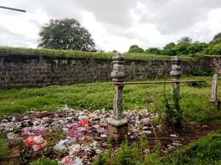 Tembok Benteng Tak Terawat dan Onggokan Sampah (Dokpri)