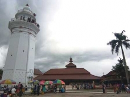 Masjid Agung Banten Lama yang Diokupasi Pedagang (Dokpri)