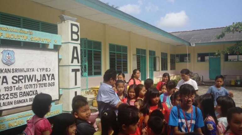 Mudhofir ketika berada di salah satu sekolah etnis Tionghoa, Bangka. Foto | Dokpri