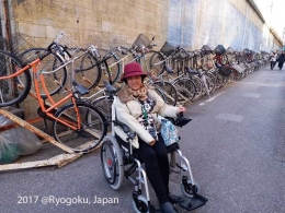 Parkir sepeda sebelah stasiun Ryogoku, dengan 1 roda menapak di tanah, karena menjadikan pedestrian tetap nyaman (luas tetap 1,5 meter) walau dengan kursi roda (dok. pribadi)