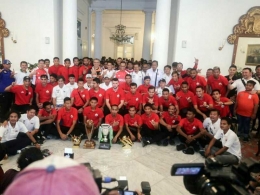Skuad Persija berfoto bersama Gubernur dan Wakil Gubernur Jakarta di Balai Kota. sumber foto: beritajakarta.id