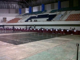 Bagian dalam Tennis Indoor Senayan sebelum renovasi, kursinya sudah single seat dan warna-warni| Sumber: http://ryouzangel.blogspot.co.id