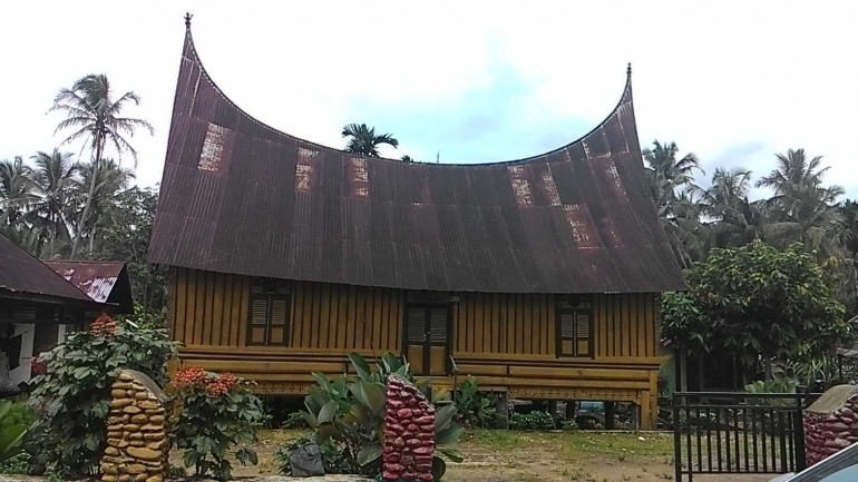  Ket : Istana Rajo Godang Jambu Lipo di Lubuk Tarok Sinjunjung ( Dok Pribadi )