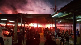 Kembang Api dari suporter Johor mewarnai suasana (Foto: Aries Ardhanis)