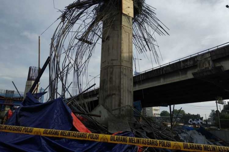 Kondisi TKP tiang girder pengerjaan pengecoran yang rubuh dj proyek Becakayu, Selasa (20/2/2018)