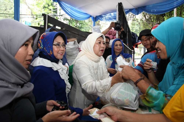 Ani Yudhoyono, ketika mengunjungi salah satu stand Pasar Murah Demokrat