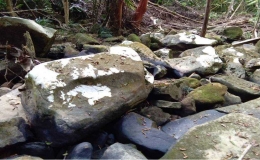 Batu Belang-Belang yang ada di bawah kaki air terjun Rombo Balang (dokumentasi pribadi)