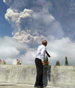 Erupsi Gunung Sinabung justeru menarik minat sebagian wisatawan. (Foto/Dedi)
