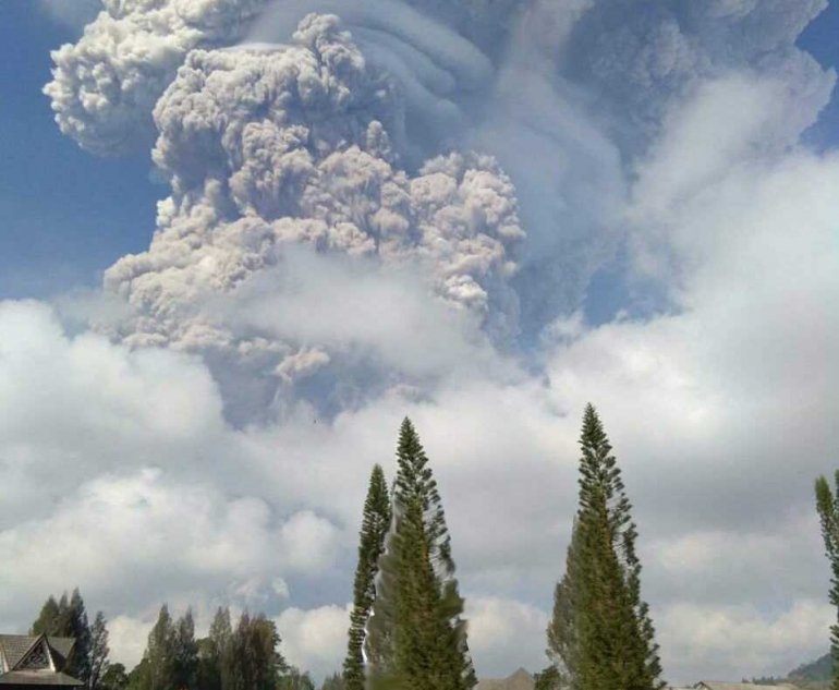 Erupsi Gunung Sinabung. (Foto/Dedi)