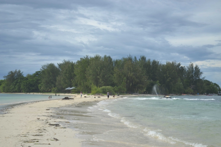 Jajaran pulau Dodoal yang bisa dilintasi saat air laut surut (Dokpri)