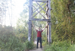 Jembatan Gantung yang memperihatinkan (dokumentasi pribadi)