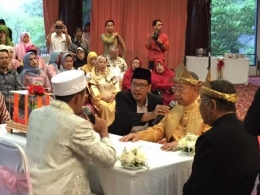 Penghulu mengetes pengantin latihan ijab kabul. Foto | Dokpri