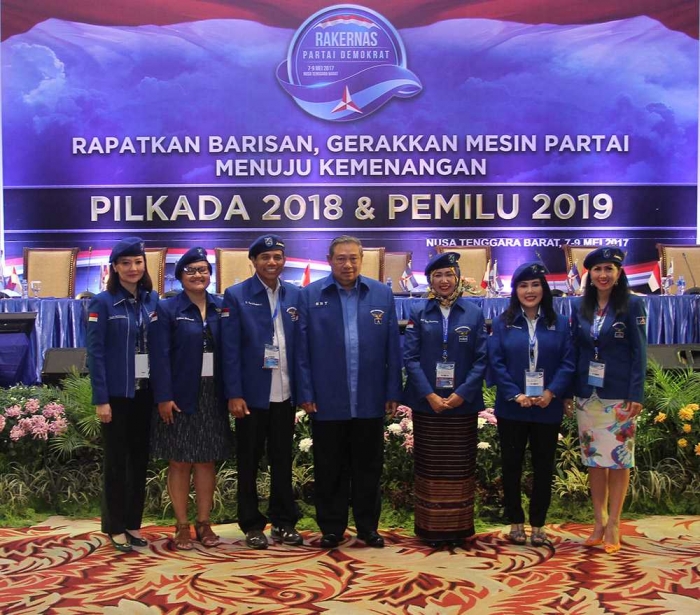 Ketua Umum Partai Demokrat Susilo Bambang Yudhoyono, Sekretaris Jenderal Partai Demokrat Hinca Pandjaitan, dan lima Srikandi Partai Demokrat foto bersama di Rapat Kerja Nasional di Mataram, Nusa Tenggara Barat (Sumber: Demokrat.or.id)