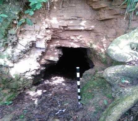 Foto 2. Kondisi terowongan bawah tanah di situs lapangan udara Ambesea (Sumber: Dok. Pribadi)