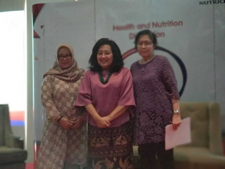 Tiga pembicara pada acara Talk Show: Health & Nutrition Bloggers Discussion, Nutrisi untuk Bangsa (NuB), Sarihusada, di Hotel Santika, TMII, Jakarta Timur, 20/2-2018. (ki-ka): Dr. Tirta Prawita Sari, MSc, SpGK; Prof Dr Endang L. Achadi, MPH, DrPH; dan DR Dr Yustina Anie Indriastuti, MSc, Sp.GK (Foto: Fika/Alumni Danone Blogger Academy/DBA Angkatan I)