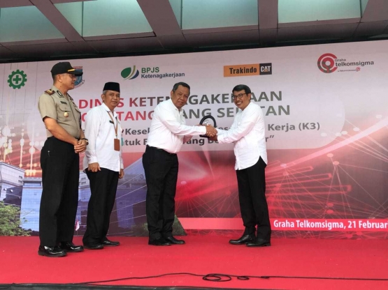 Wakil Walikota bersama Kepala Dinas Ketenagakerjaan Kota Tangerang Selatan, H.Purnama Wijaya, S.Sos, M.Si beserta Direktur Utama GTS Bapak Taufik Hidayat