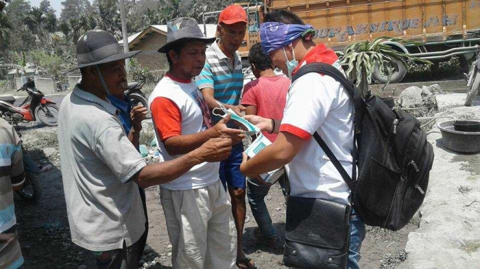 Relawan Karo Passion membagikan Masker kepada penduduk di Munthe. Sumber foto koleksi pribadi