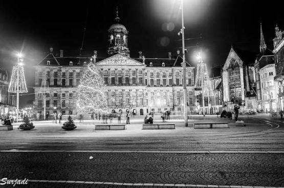 Istana Amsterdam dengan pohon natal di depan